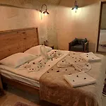 Feris Cave 于尔居普