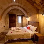 Feris Cave 于尔居普